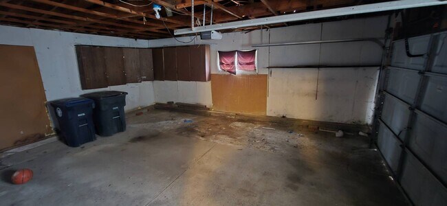 Building Photo - Charming 3-Bedroom Property in Prime Location ( SECTION 8 VOUCHER ACCEPTED )