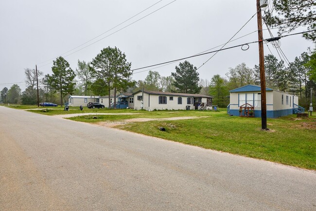 Building Photo - Be part of this cozy community at Roy Harris Loop