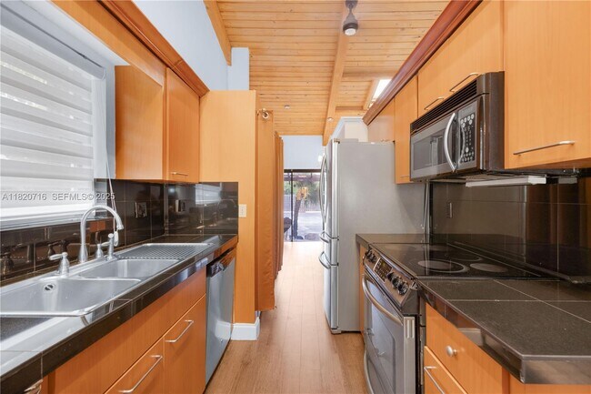 Building Photo - 2627 Parkview Dr S