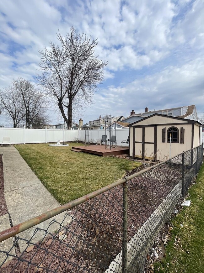 Building Photo - 664 9th St