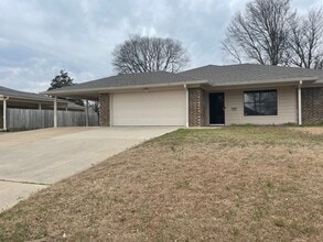 Building Photo - 3/2/2 WHITE OAK ISD - extra parking and st...