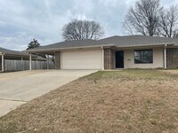 Building Photo - 3/2/2 WHITE OAK ISD - extra parking and st...