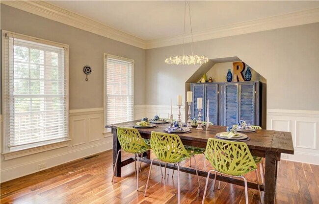 Building Photo - 4 bedroom/ 3.5 bathroom- Stonehouse
