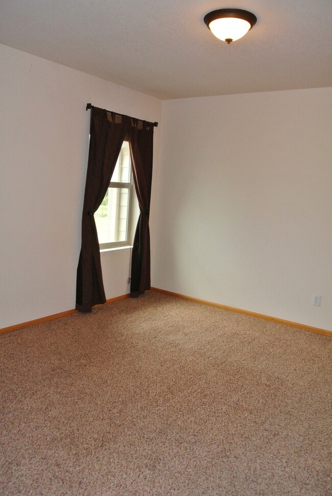 Building Photo - Corvallis Comfort & Convenience: Spacious3...