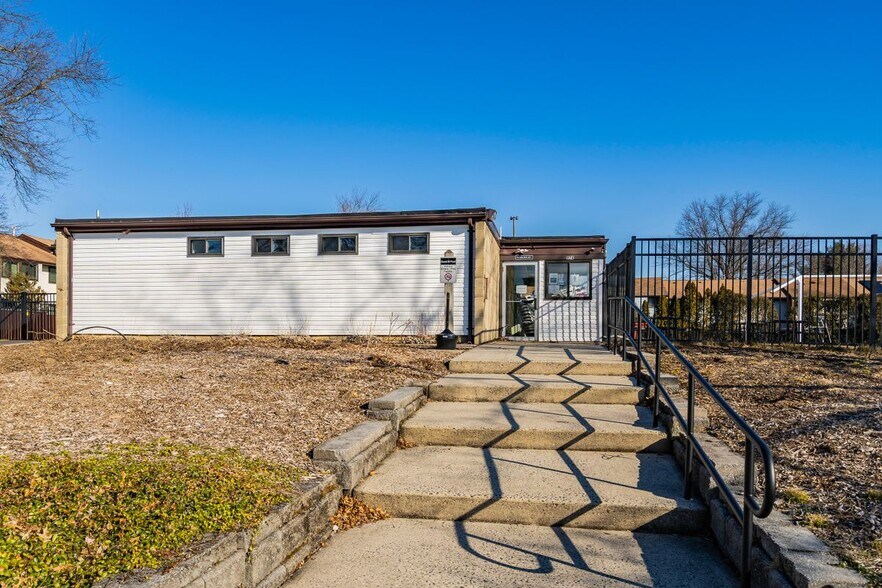 Building Photo - 2 Avon Dr E