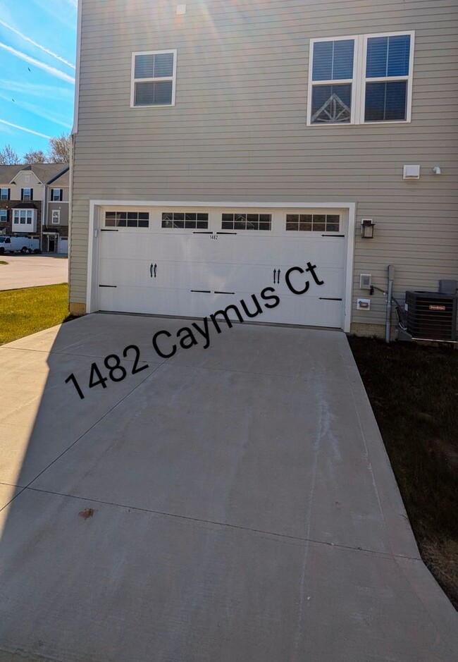 Building Photo - Luxury Townhome