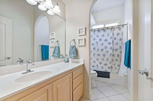 Building Photo - Spacious 5 bed 3 bath with large back yard.