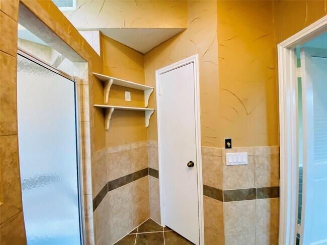 Building Photo - 2001 Highland Hills Dr