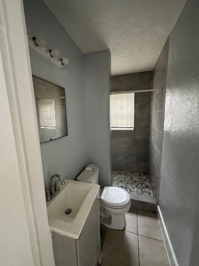 Building Photo - 2532/2534 Moncrief Rd