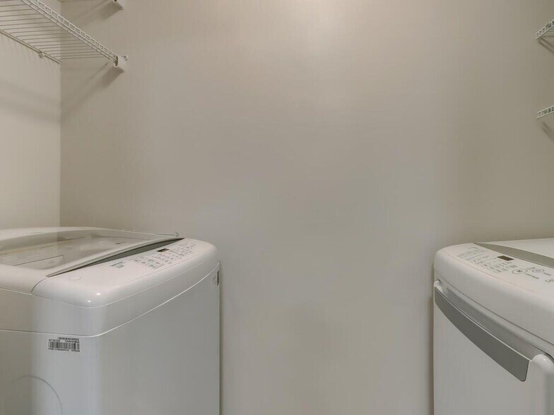 Building Photo - 1074 Peachtree Walk NE