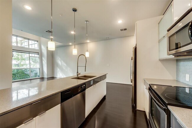 Building Photo - 207 Pierce St