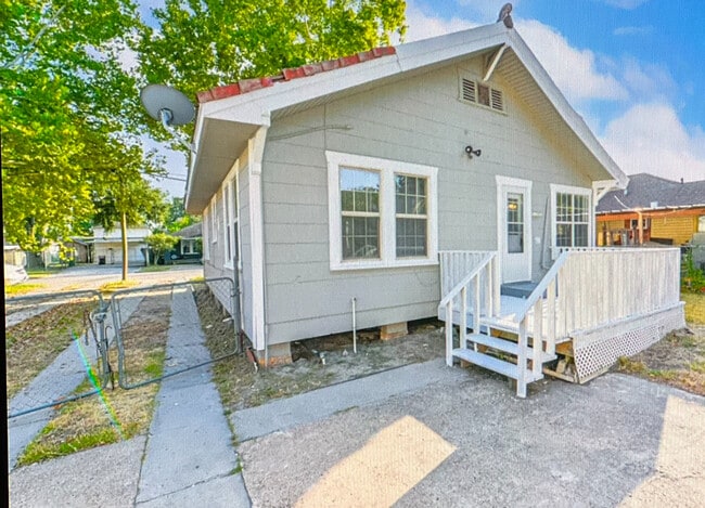 Building Photo - 208 W Lobit Ave