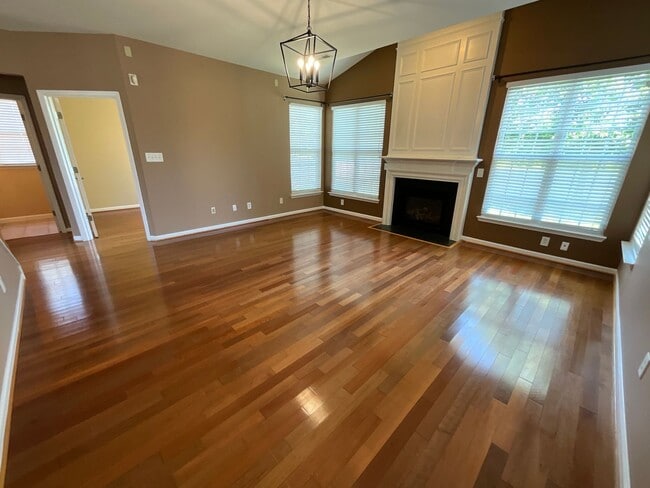 Building Photo - Half Off First Month's rent if you move in by July 31st, Spacious & Elegant 4 BR / 2.5 BA High Po...