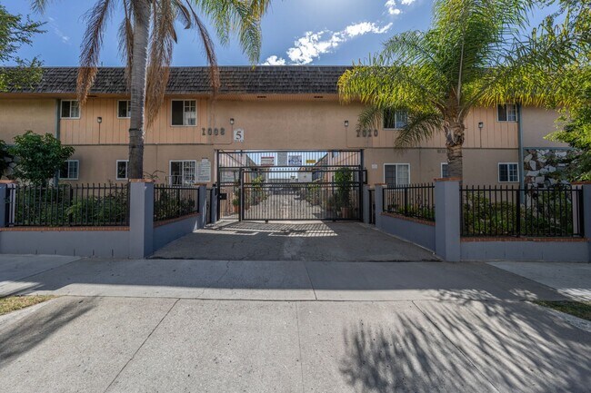 Building Photo - Le Jardinet Apartments