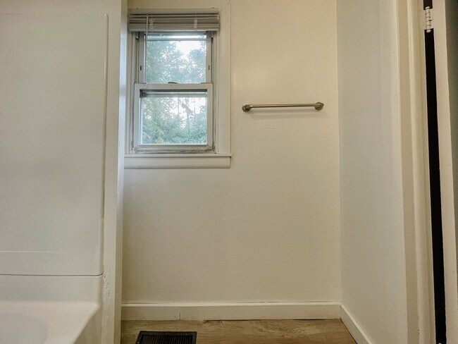 Building Photo - Coming Soon! Cozy 2 Bed / 1 Bath Home — Pet Friendly!