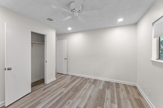 Building Photo - Tastefully Updated 3 bedroom 2 bath Duplex Northeast San Antonio