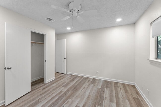 Building Photo - Tastefully Updated 3 bedroom 2 bath duplex...