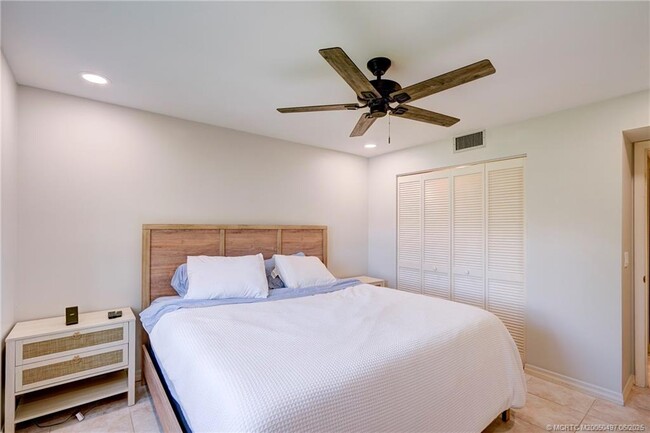 Building Photo - 5539 NE Gulfstream Way