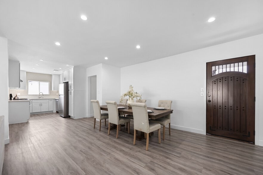 Building Photo - 18015 Collins St