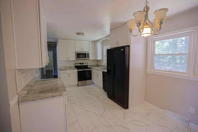 Building Photo - Fully Remodeled & Move-in Ready!