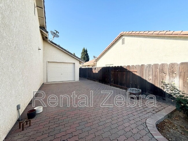 Building Photo - 746 Wren Ct
