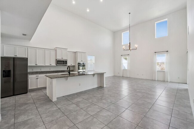 Building Photo - Amazing 5/3.5/2 House in The Reserve at Pine Tree