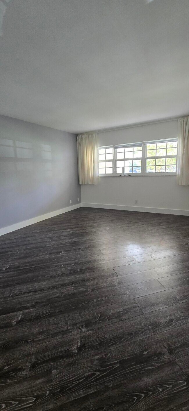 Building Photo - 3300 N Palm Aire Dr