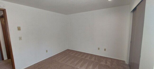 Building Photo - Bright 2 Bedroom Apartment