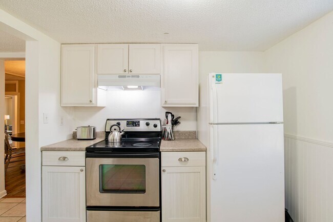 Building Photo - Bright & Comfortable 3 Bed/2.5 Bath Pensac...