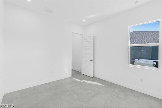 Building Photo - 512 NW 35th Pl