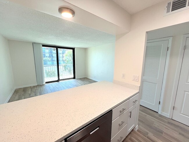 Building Photo - Updated 1 Bed 1 Bath Condo Across A1A from...