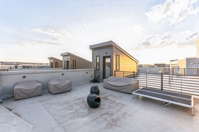 Building Photo - Stunning Carriage Home in the King of Prussia Town Center