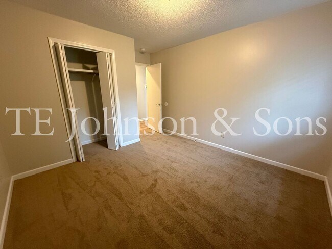 Building Photo - Charming 3 Bedroom Home Near Country Club ...