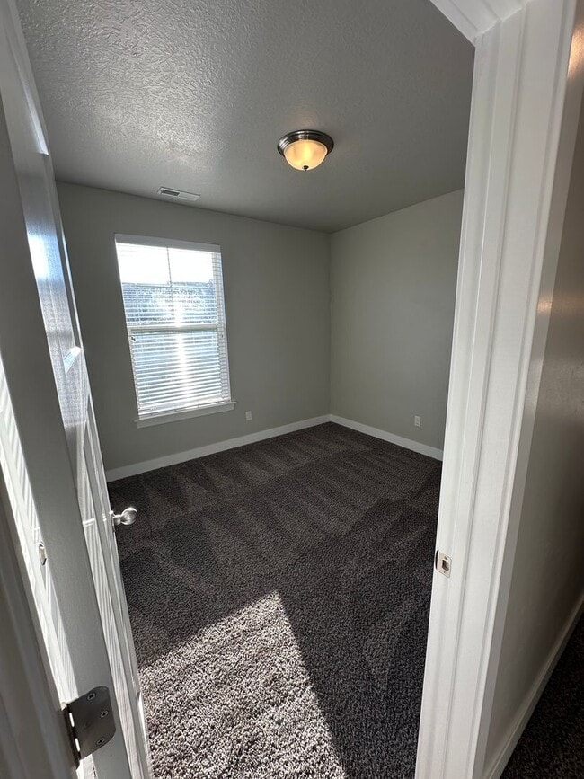 Building Photo - Bright and Modern 3 Bed Condo in Prime Location with Pool & Clubhouse!!