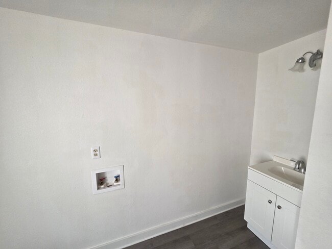 Building Photo - 1404 Cumberland Ave W