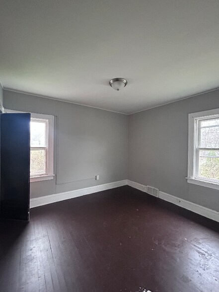 Building Photo - 977 E 128th St