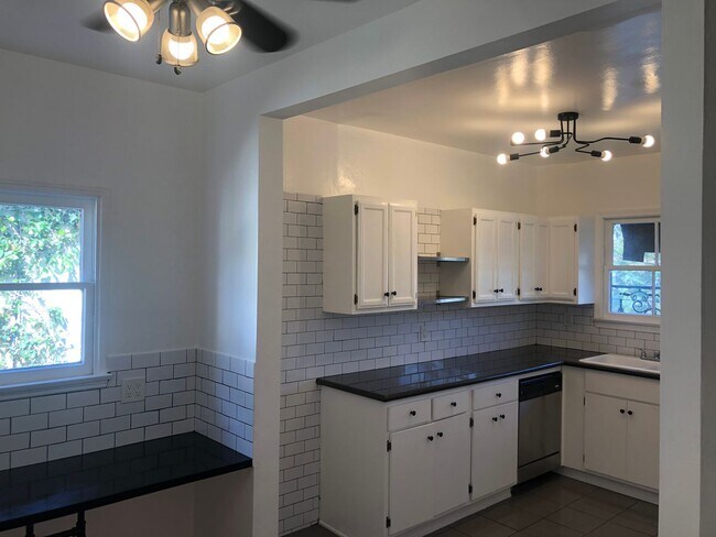 Building Photo - ******* BEAUTIFUL FRENCH NORMANDY STYLE 2BR APARTMENT *******