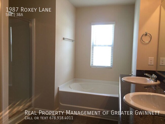 Building Photo - Spacious and Beautiful 5 bedroom Home!