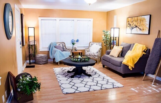 Building Photo - 5 bedroom, 2 bath house - Available for the 2026/2027 lease term!