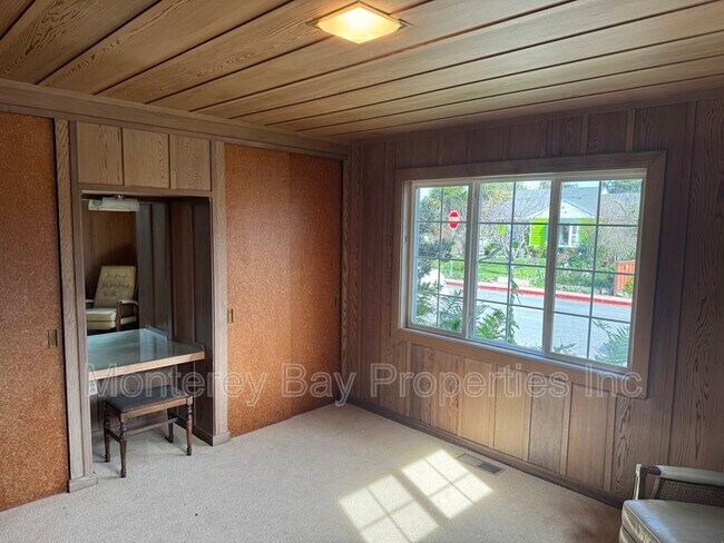 Building Photo - 711 Riverview Dr