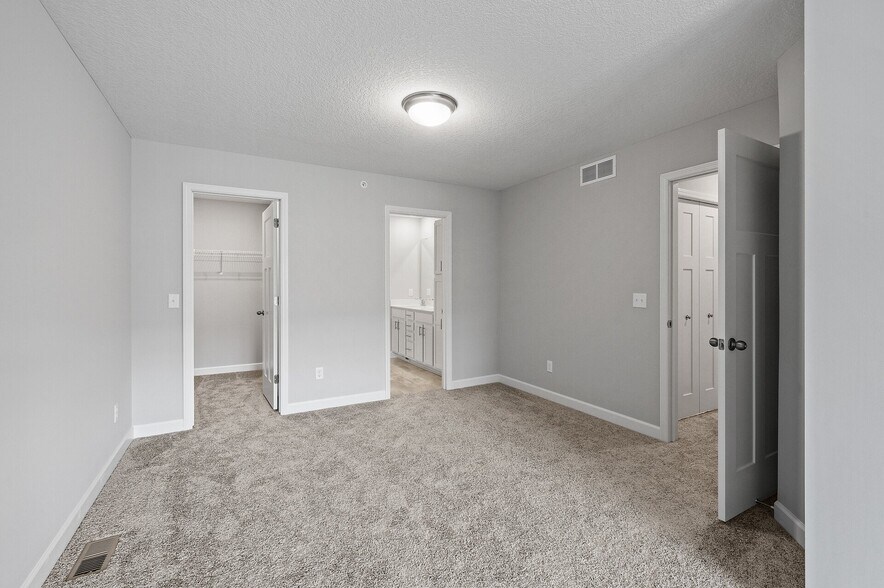Building Photo - 15008 Ahena Curv