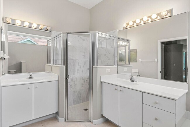 Building Photo - **Beautiful 3/2 home and a prime location!**