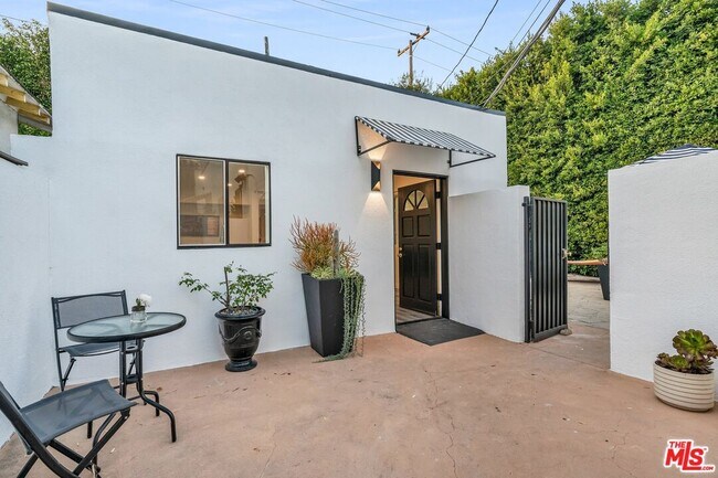 Building Photo - 653 N W Knoll Dr