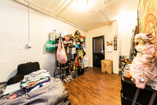 Building Photo - AVAILABLE MAY  - 2 Bedroom 1.5 bathroom Ho...