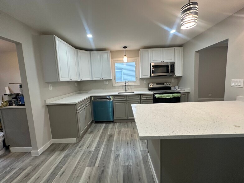 Building Photo - 13 Gladstone St