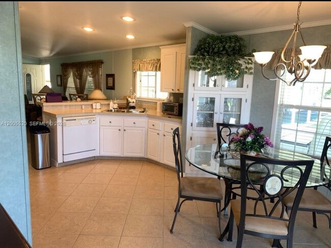 Building Photo - 3021 SW 52nd Ave