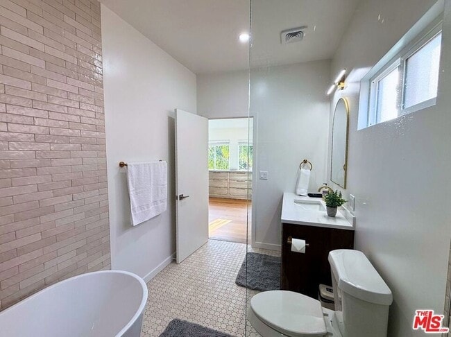 Building Photo - 4879 Hartwick St