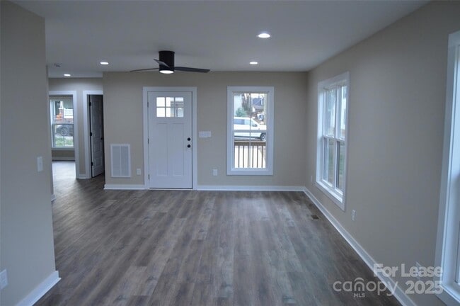 Building Photo - 620 W Bell St