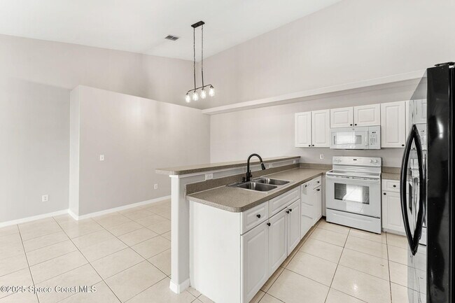 Building Photo - 158 Empress Ave