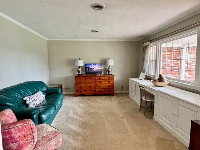 Building Photo - 3BD/ 2BA Brick Ranch in Lakeview Smith Terrace! Gorgeous Private Back Yard! Available NOW!